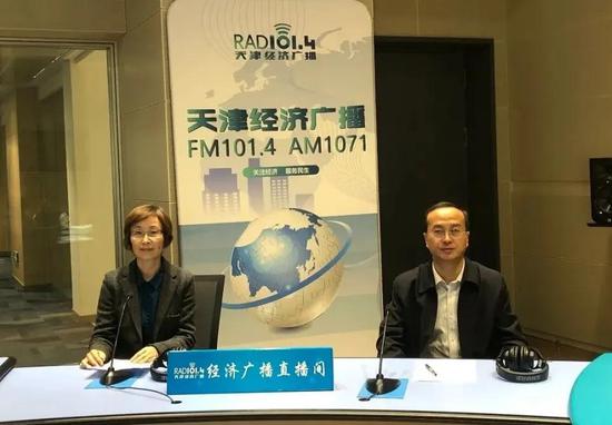 ▲由左至右:天津市政协副秘书长、民盟天津市委员会专职副主委郭维丽;天津市政协常委、市政协提案委副主任、天津理工大学改革与发展研究室主任卢俊瑞。