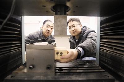 空间力学团队徐家福高级工程师（左）与屈川工程师测试着陆器试验面的各种物理力学性质。