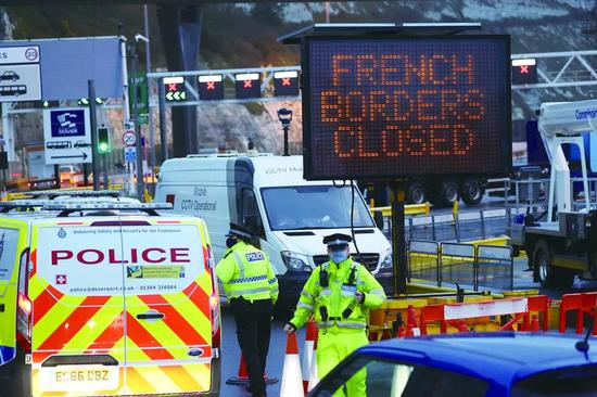 欧洲多国先后宣布对英国实施严格的封锁措施。图为21日从多佛港口前往法国的通道被关闭。