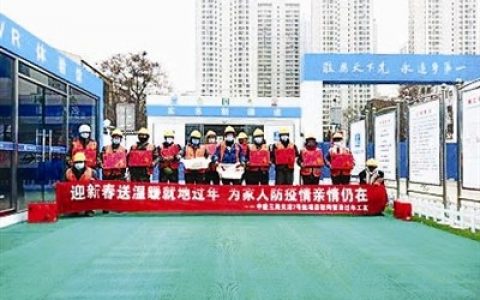天津地铁建设者拆红包 张灯结彩就地过年