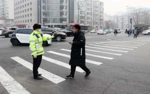 天津：426名“低头族”被开具“警告”罚单