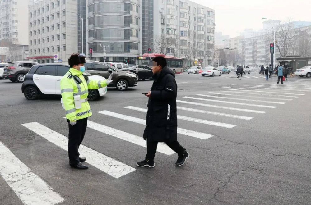 天津：426名“低头族”被开具“警告”罚单