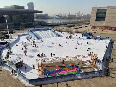 天津乐园冰雪大世界全新开启 市民尽享冰雪之乐