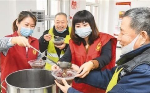 天津：爱心腊八粥 情暖环卫工