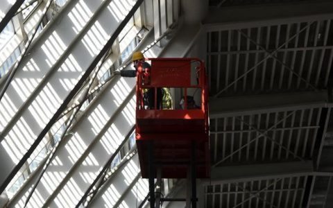 滴水成冰 国家会展中心建设工地仍一派繁忙