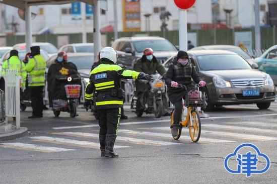 他们用坚守感动津城 为人民警察节献礼