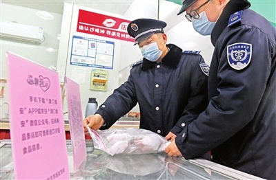 滨海新区大港寨上街市场监管所深入各大超市、集贸市场和冷库，加强对进口冷链食品、进口冷链食品销售环节监管，严格落实溯源制度和进口冷链食品“五不准”。 本报记者 王涛 摄