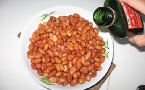 花生米配小酒血里全是油 他的血脂高正常人63倍