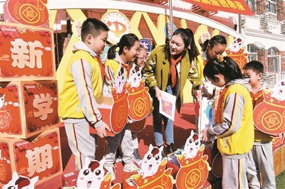 天津中小学积极开展思政教育 开学第一课 从“爱国”开始