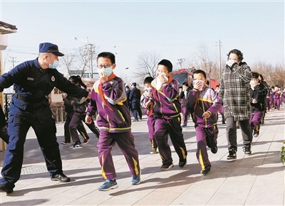 天津中小学积极开展思政教育 开学第一课 从“爱国”开始