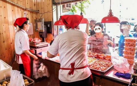 天津这一条特色美食街地处城区中心，被誉为“吃货天堂”