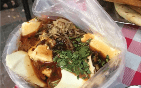 西安大叔在天津卖老豆腐,火了20多年,排队十几米就为这口