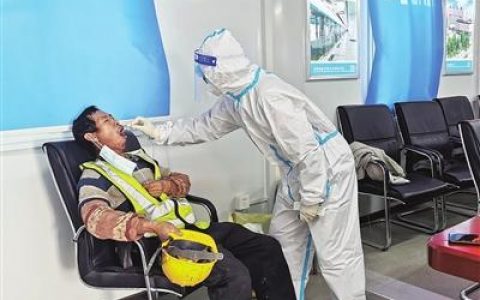天津：核酸检测进工地 为工友送上“归乡通行证”