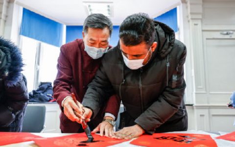 小年儿怎么过？在津留学生：窗花福字学起来