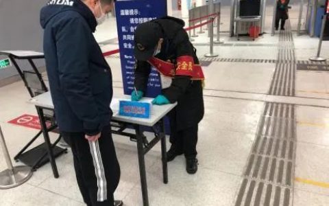 天津地铁多项举措服务老年乘客出行 老人乘地铁方便了！