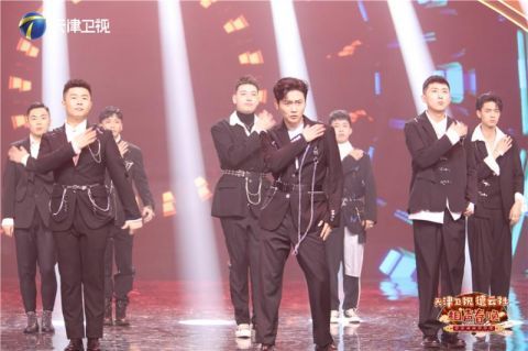 五代相声人相聚天津春晚 德云男团热力歌舞
