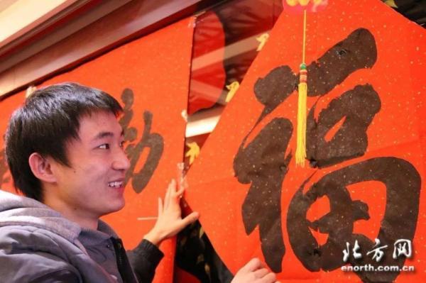 天津人今贴“倒有”！吊钱、福字贴法有讲究.....