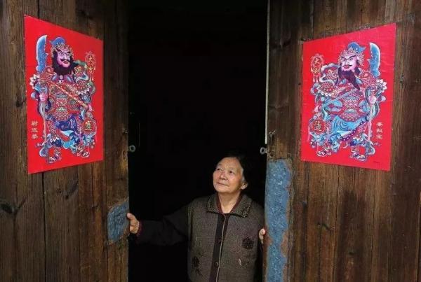 天津人今贴“倒有”！吊钱、福字贴法有讲究.....