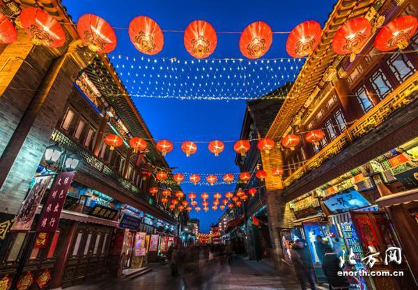 逛公园游海河赏美景 津津乐道过“新春”