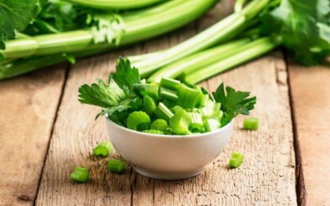 吸烟能预防新冠？吃芹菜可降血压？别再信了!