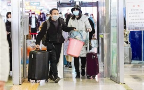 上班族纷纷踏上返程之路 天津站旅客逐渐增多