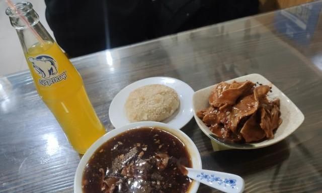 据说是天津第一的卤煮,28元1碗给4两肉,开业才3年就客满为患