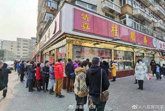 “排”场太大！天津人为它把马路都站满了……