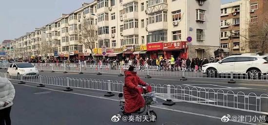 “排”场太大！天津人为它把马路都站满了……