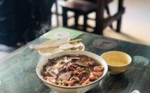 据说是天津第一的卤煮,28元1碗给4两肉,开业才3年就客满为患