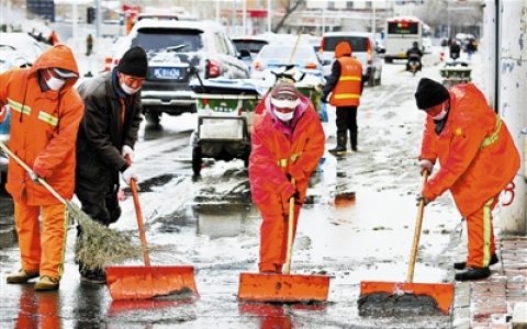 天津出现大范围雨雪天气：迅速行动 清雪保畅通