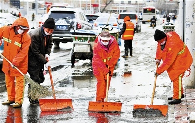 天津出现大范围雨雪天气：迅速行动 清雪保畅通