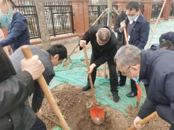 天津市委党校局处级干部培训班开展全民义务植树暨“向建党百年献礼”联合党日活动