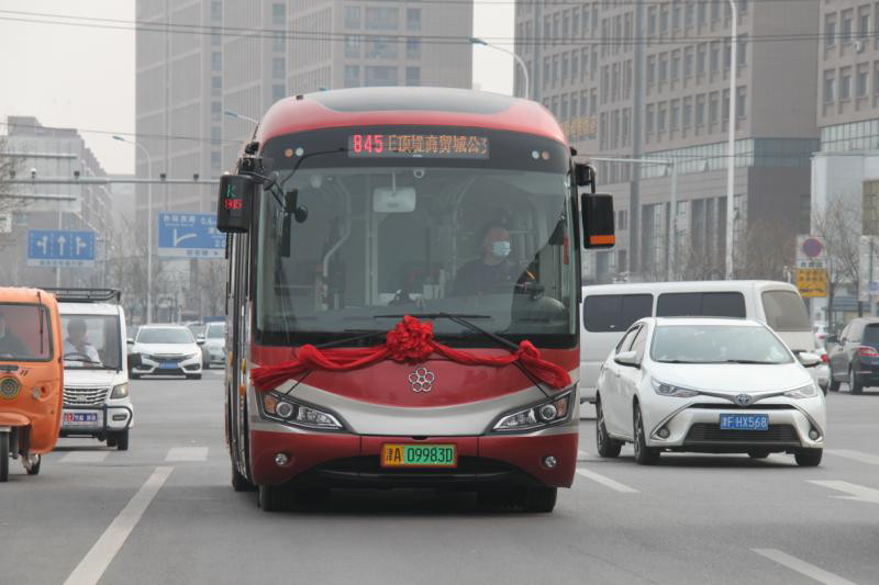 巴士公司40余部“京剧脸”新型中巴车亮相津城