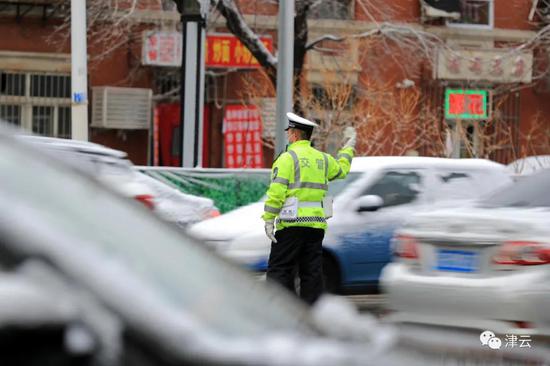 天津雪景图新鲜到货！路面情况如何?高速、机场受影响吗?