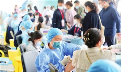 天津师范大学新冠疫苗接种工作有序进行。本报记者 谷岳 摄