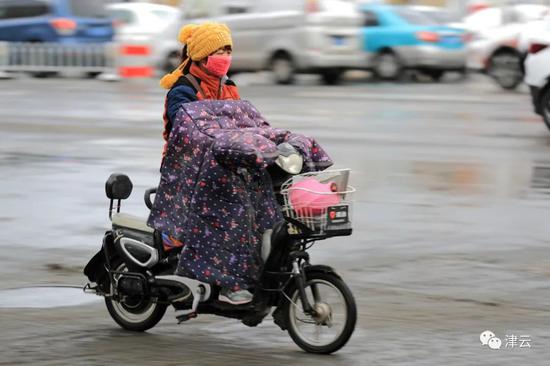 天津雪景图新鲜到货！路面情况如何?高速、机场受影响吗?