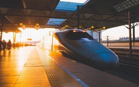 “五一”火车票开售引发抢票潮 热门高铁车票已被抢购一空