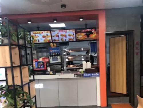 天津这家知名炸鸡店发现蟑螂小强！被警告！