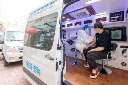 天津：接种疫苗进行时 移动接种车开进社区
