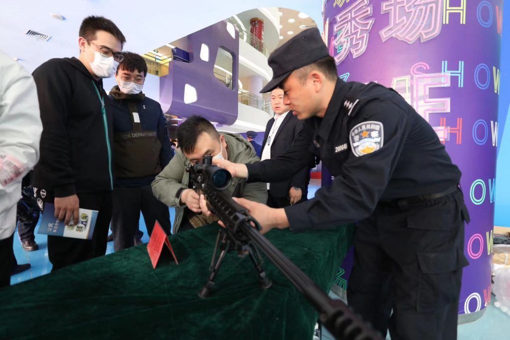 全民国家安全教育日丨天津特警总队金鹰突击队走进彩悦城开展反恐宣传教育活动