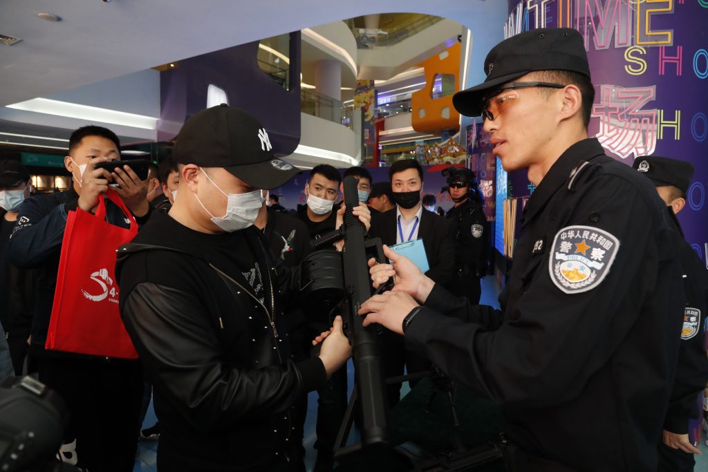 全民国家安全教育日丨天津特警总队金鹰突击队走进彩悦城开展反恐宣传教育活动