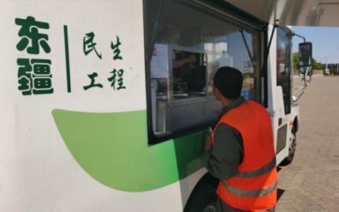 东疆便民移动餐车开始运营 满足物流货车司机就餐需求