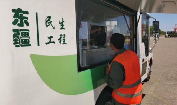 东疆便民移动餐车开始运营 满足物流货车司机就餐需求