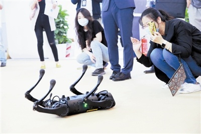 同机器人打乒乓球、喊机器人跳舞、对着“魔镜”拍视频……互动“黑科技” 观众“嗨体验”