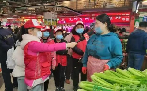 津报小记者深入河北区中山路菜市场开展社会实践活动