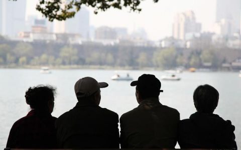 天津市商务局为离休老干部发放“精准服务联系卡”