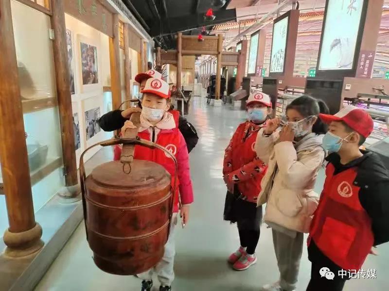 津报小记者深入河北区中山路菜市场开展社会实践活动