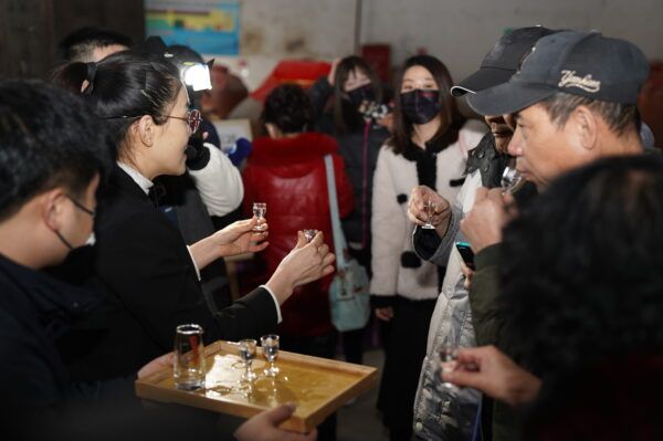 市消协、市酒类流通行业协会联合开展 白酒消费体察活动—走进芦台春