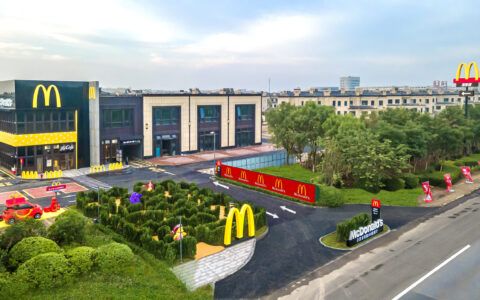 麦当劳迷宫乐园全国首发：麦当劳天津山东市场第300家餐厅津王路得来速餐厅开心开业