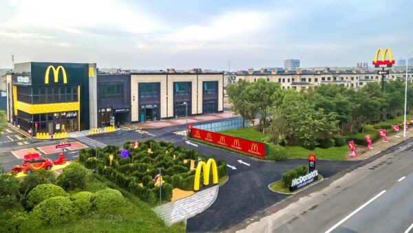 麦当劳迷宫乐园全国首发：麦当劳天津山东市场第300家餐厅津王路得来速餐厅开心开业